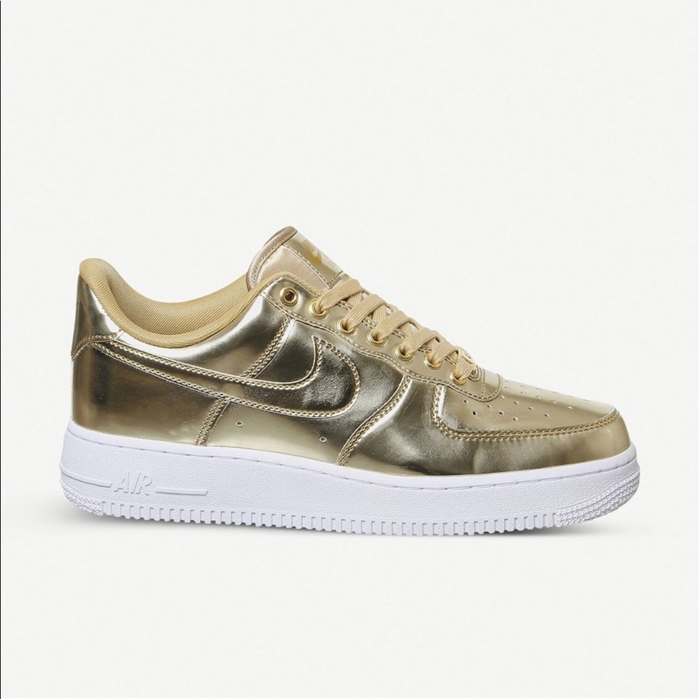 NIKE
